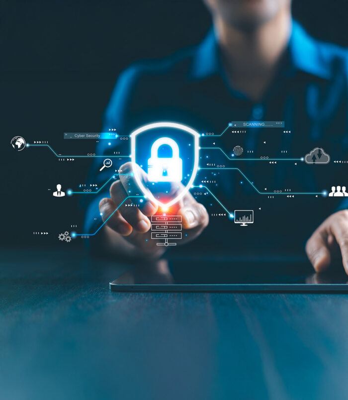 Mann am Laptop mit hohem Datenschutz