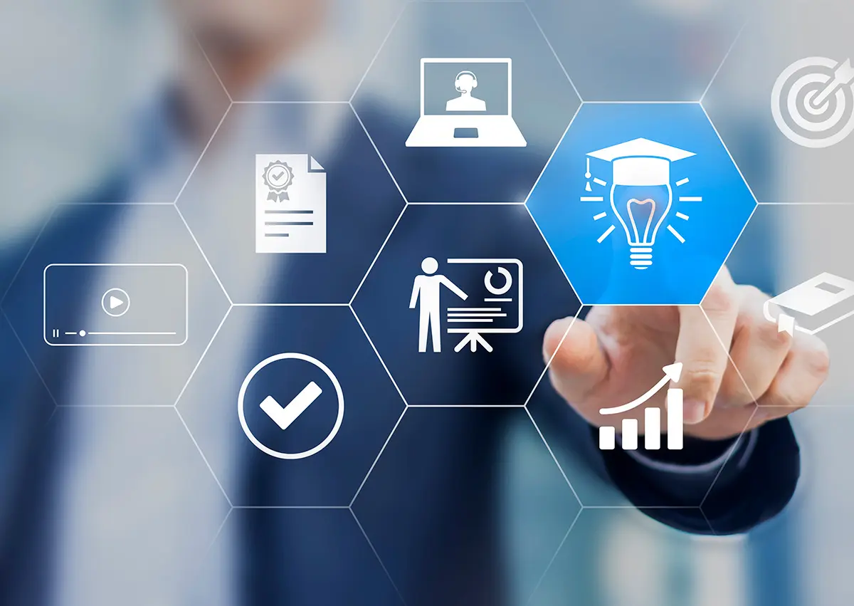 Wissen schafft Sicherheit - Mann wählt Piktogramme aus Lernvideos aus